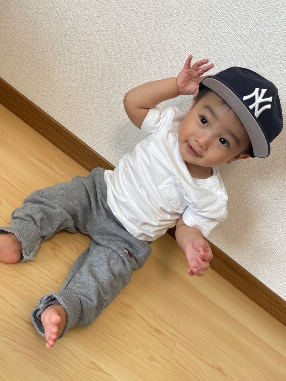 「楽チンコーデ、スウェットパンツ、白Tシャツ、男の子コーデ、赤ちゃんコーデ、０歳、キッズコーデ、白×グレー、キャップ、これが私をアゲる服」｜「NEW ERAのニューエラ キッズ キャップ スナップバック MY1ST 9FIFTY MLB NEW ERA KIDS（キャップ、ブルー系）」を使った、kei☆さん（キッズ・70cm）の春コーディネートの1枚目の写真