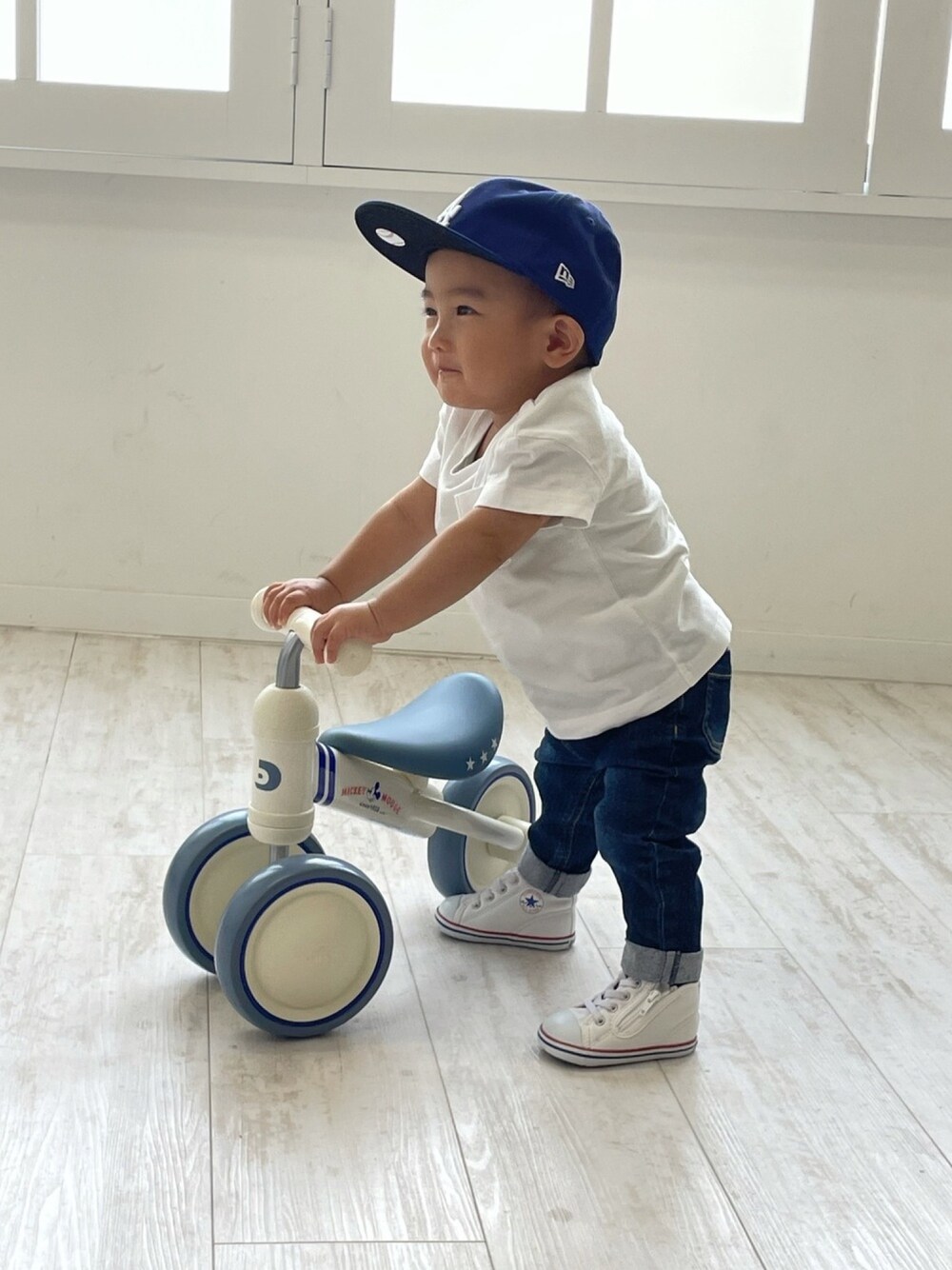 「白Tシャツ、デニムパンツ、1歳、キッズコーデ、男の子コーデ、白×デニム、白スニーカー、シンプルカジュアル、コンバース、80cm」｜「GUのアイテム（トップス、ホワイト系）」を使った、kei☆さん（キッズ・70cm）の夏コーディネートの1枚目の写真
