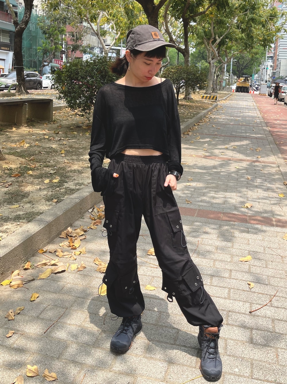 「ootd、工裝褲、公園」｜「Carharttのアイテム（帽子、グレー系）」を使った、瑋瑋WEWEさん（レディース・156cm）の春コーディネートの1枚目の写真