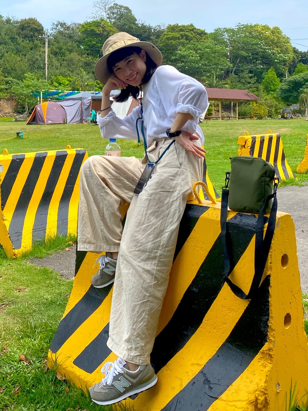 「ootd、outdoor、キャップ、camping」｜「URBAN RESEARCHのアイテム（チノパンツ、ベージュ系）」を使った、瑋瑋WEWEさん（レディース・156cm）の春コーディネートの1枚目の写真
