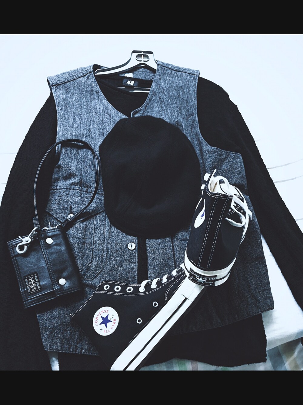 「H&M、POST O’ALLS、PORTER、converse」｜「H&Mのアイテム（ニット/セーター、ブラック系）」を使った、AzharJaafar さん（メンズ・165cm）の春コーディネートの1枚目の写真