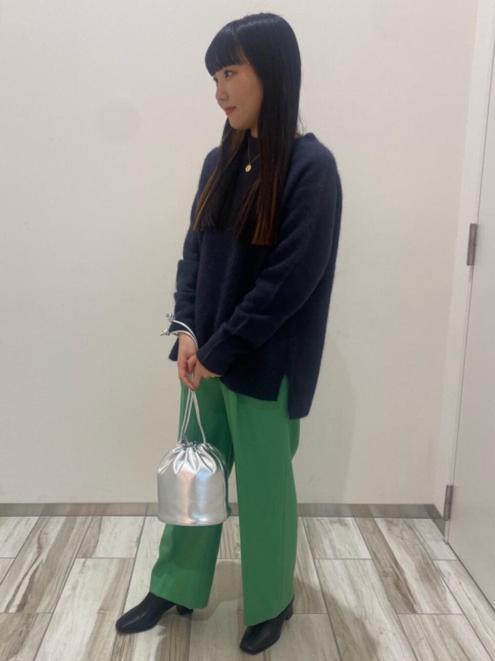 「ビジネス、ニット/セーター、ぱんつ」｜「green label relaxingの【本田翼さん着用】＜Oggi×green label relaxing＞[7days]スクエア ショートブーツ(5.5cmヒール) -撥水-（ブーツ、ブラック系）」を使った、yokoyama_nさん（レディース・155cm）の秋コーディネートの1枚目の写真