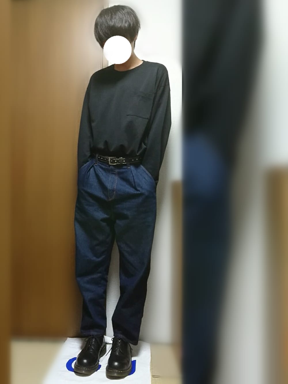 ブラック系のTシャツ/カットソー、ブルー系のデニムパンツ、ブラック系のブーツを着用したメンズの春コーディネートの1枚目の写真