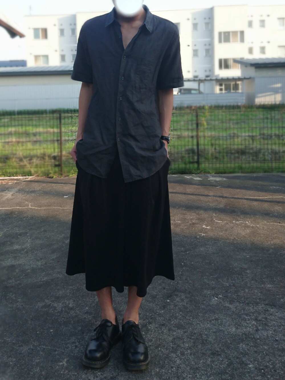 グレー系のシャツ/ブラウス、ブラック系のパンツ、ブラック系のブーツを着用したメンズの春コーディネートの1枚目の写真