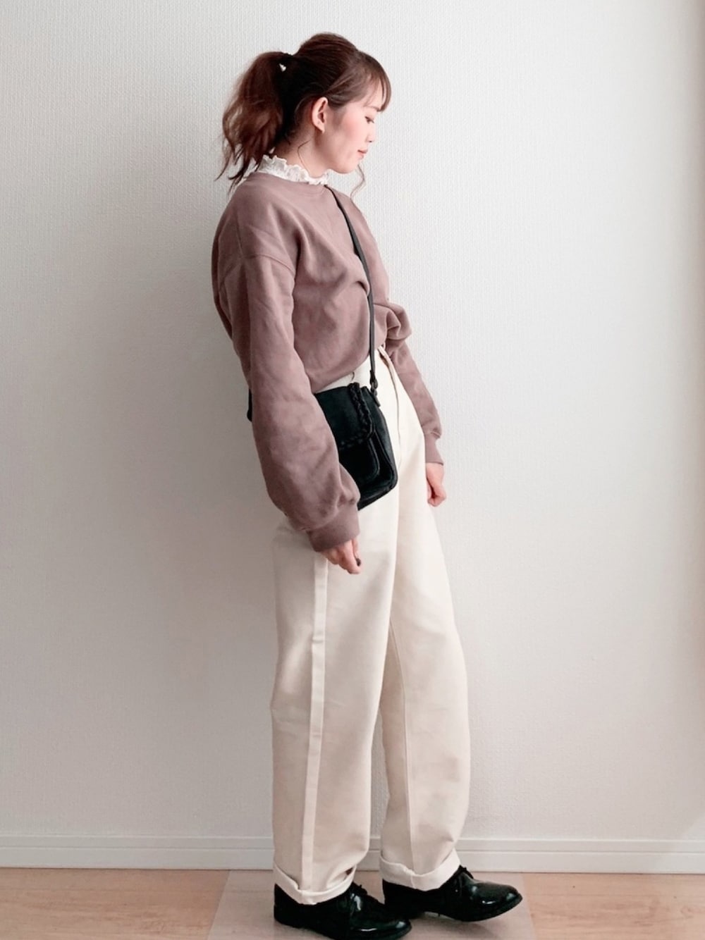 ブラウン系のスウェット、ホワイト系のその他トップス、ホワイト系のパンツを着用したレディースの冬コーディネートの1枚目の写真