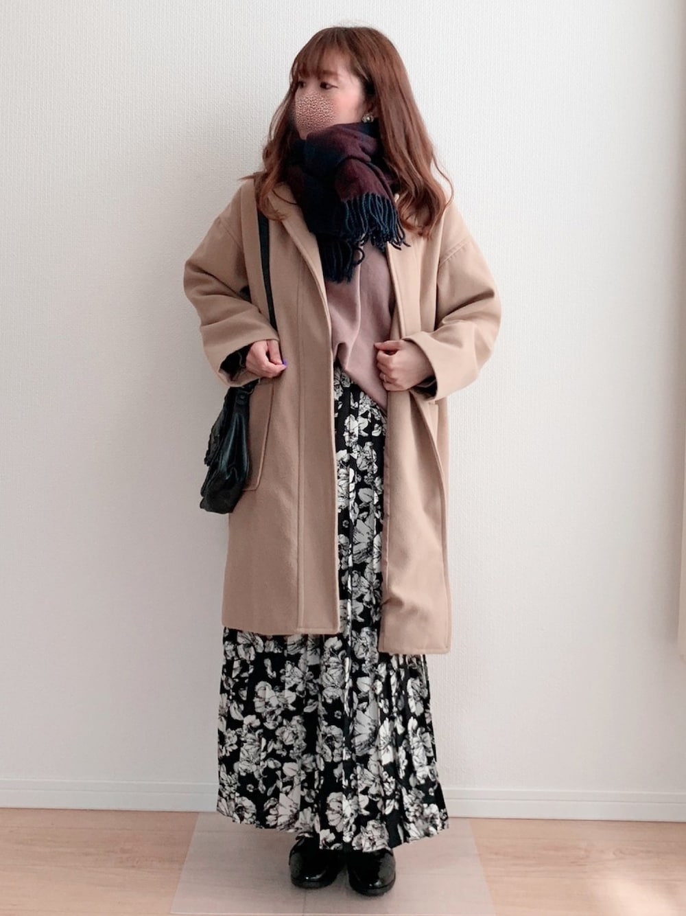 ブラウン系のスウェット、ブラック系のスカート、ベージュ系のノーカラージャケットを着用したレディースの冬コーディネートの1枚目の写真