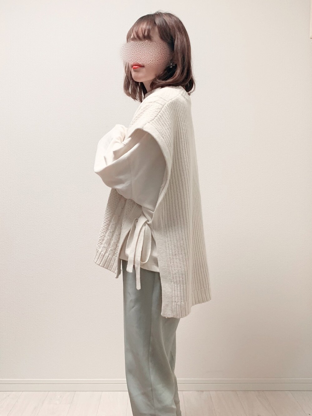 ホワイト系のパーカー、グリーン系のパンツ、ホワイト系のTシャツ/カットソーを着用したレディースの冬コーディネートの1枚目の写真