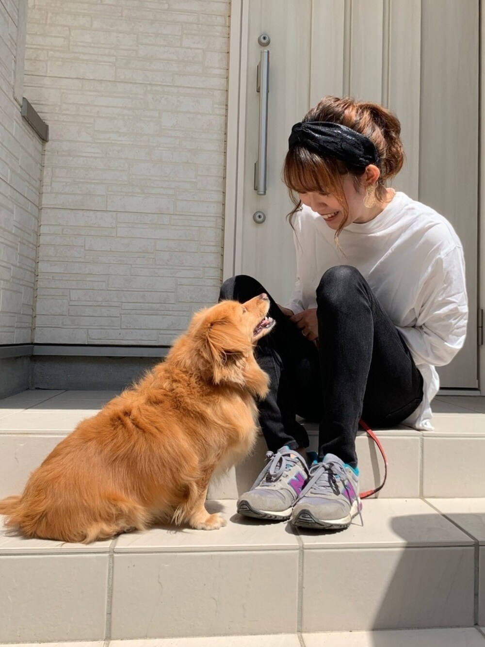 ホワイト系のTシャツ/カットソー、ブラック系のパンツ、グレー系のスニーカーを着用したレディースの春コーディネートの1枚目の写真