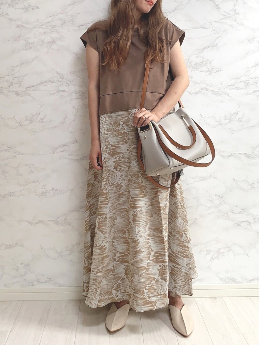 ブラウン系のワンピース、ベージュ系のトートバッグ、ホワイト系のシューズを着用したレディースの夏コーディネートの1枚目の写真