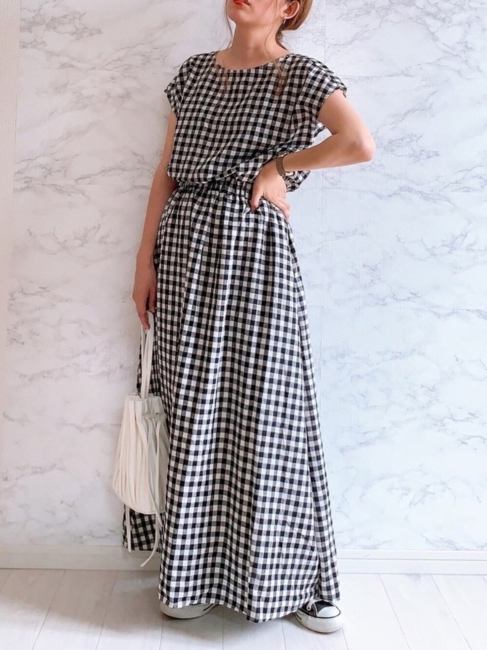 その他のワンピース、ホワイト系のバッグ、ブラック系のスニーカーを着用したレディースの夏コーディネートの1枚目の写真