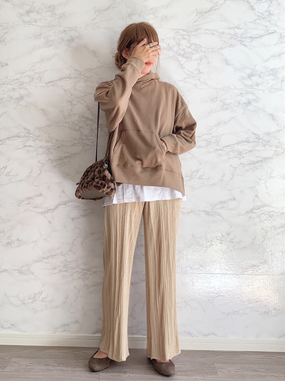 「An3pocket、プチプラのあや、オトナカジュアル、パーカー、秋色、auntie rosa holiday、ニットパンツ、ママコーデ」｜「An3pocketの裏起毛サイドスリットワイドパーカー（パーカー、ベージュ系）」を使った、anmiさん（レディース・156cm）の秋コーディネートの1枚目の写真