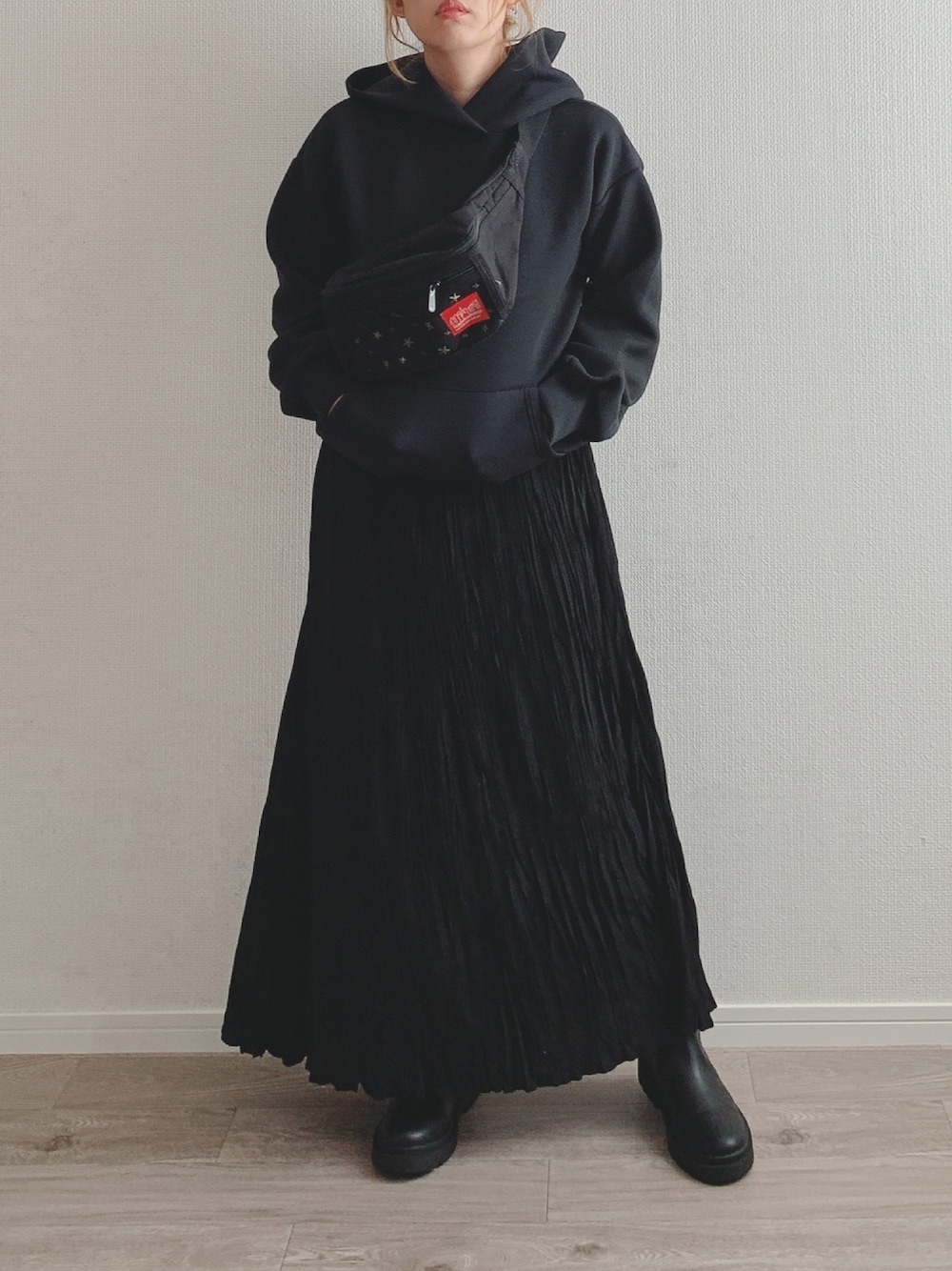 「年末WEAR感謝祭、オールブラック、黒、パーカーワンピ、シンプルコーデ、COTORICA.、ブーツ、オトナカジュアル、ママコーデ」｜「COTORICAのダンボールパーカードッキングワンピース（ワンピース、ブラック系）」を使った、anmiさん（レディース・156cm）の冬コーディネートの1枚目の写真