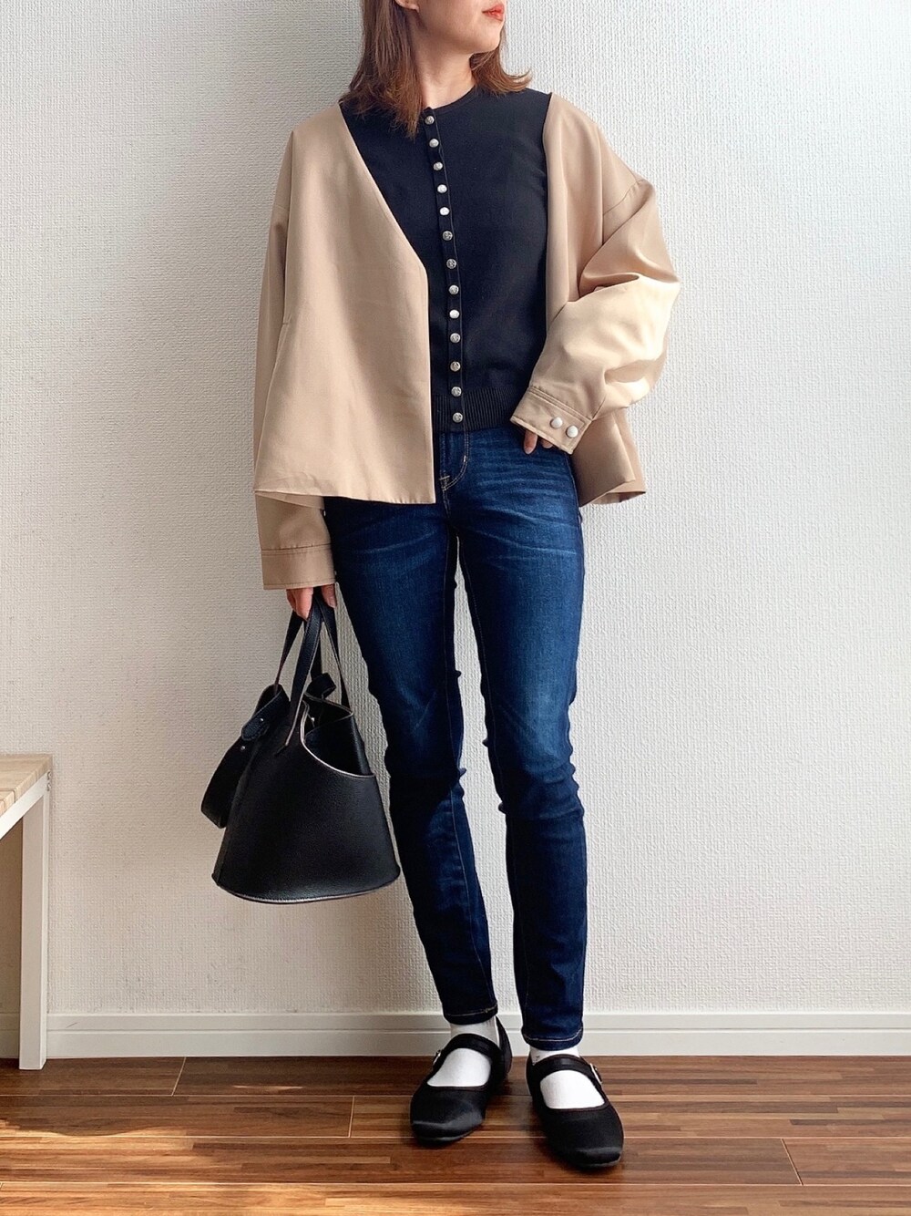 ブラック系のカーディガン/ボレロ、ベージュ系のノーカラージャケット、ベージュ系のバッグを着用したレディースの春コーディネートの1枚目の写真