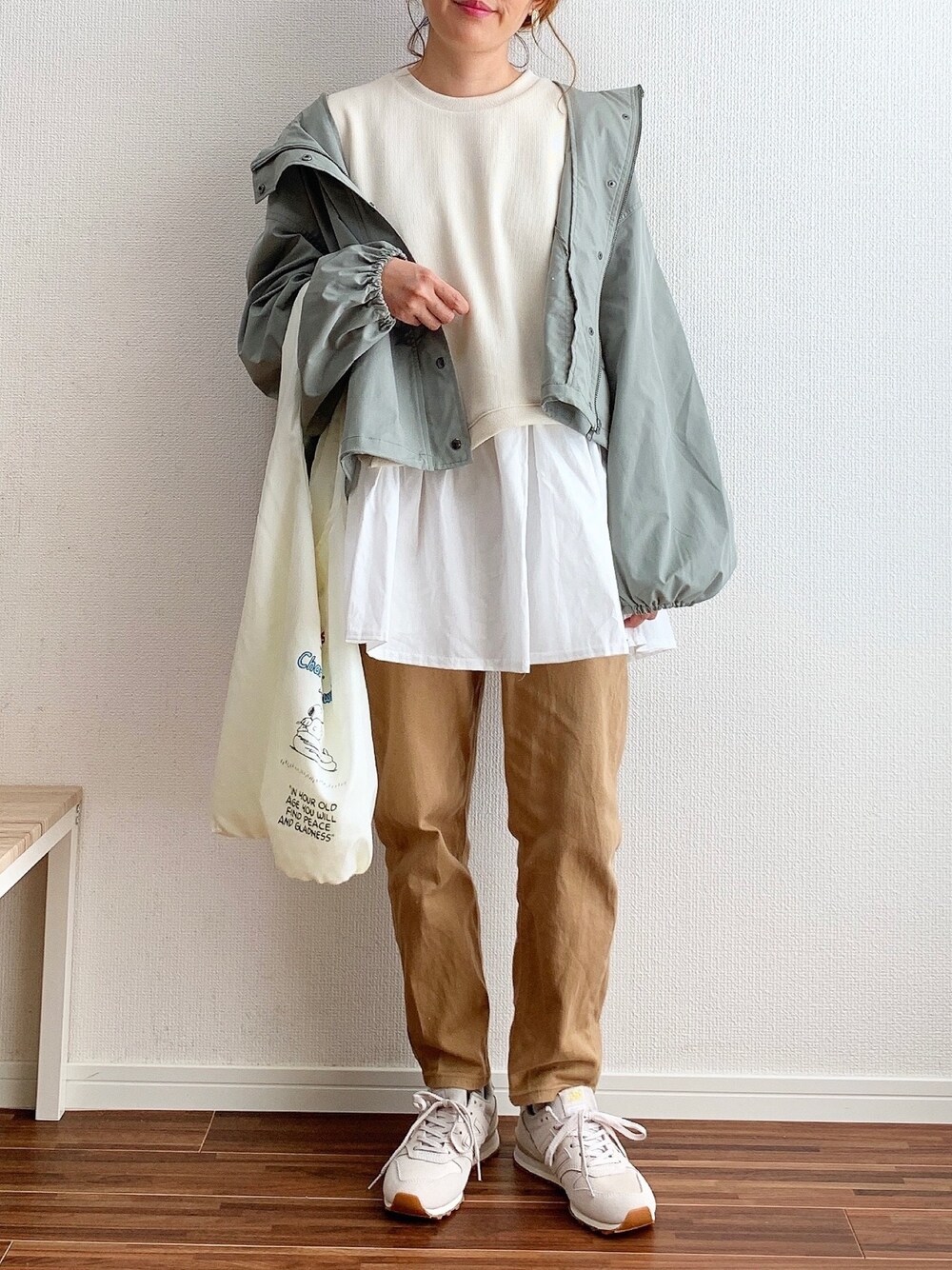 ホワイト系のTシャツ/カットソー、ベージュ系のデニムパンツ、ホワイト系のスニーカーを着用したレディースの春コーディネートの1枚目の写真