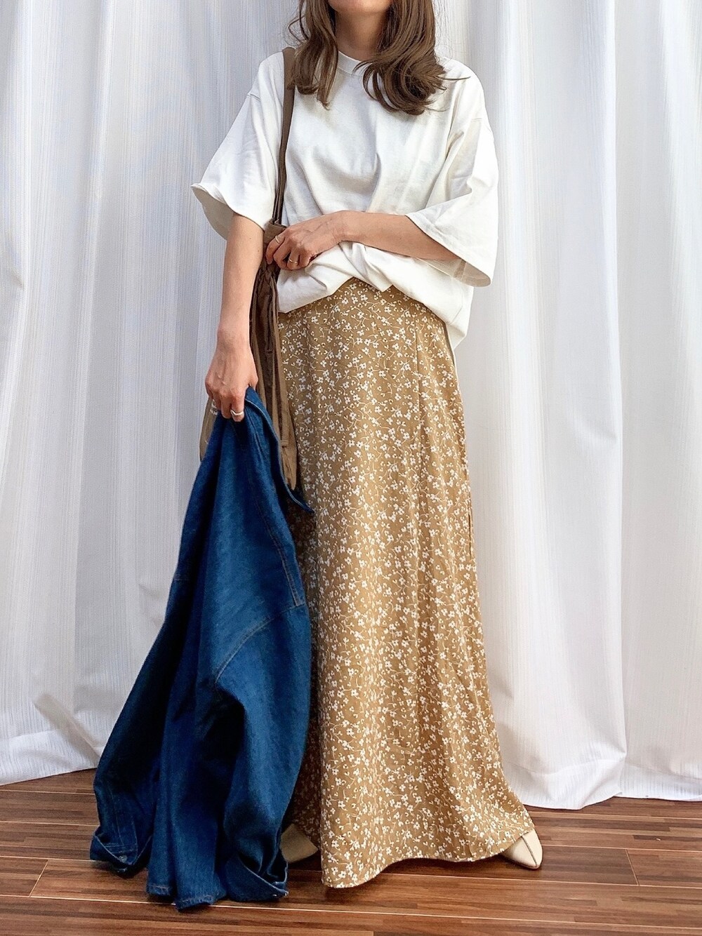 ホワイト系のTシャツ/カットソー、ブラウン系のショルダーバッグ、ブラウン系のスカートを着用したレディースの春コーディネートの1枚目の写真