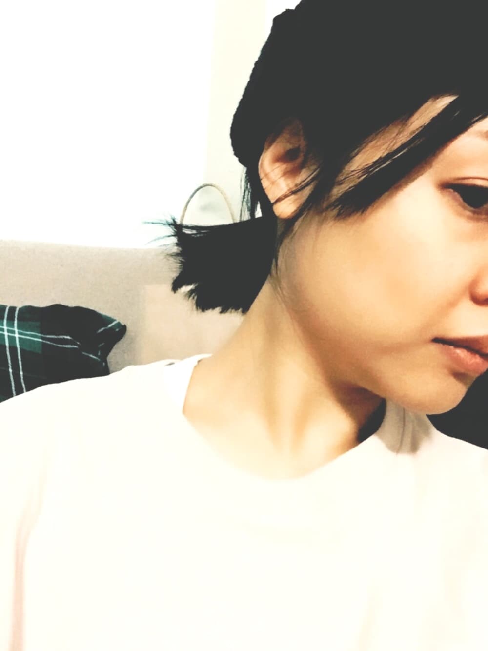 ベージュ系のトップスを着用したレディースの冬コーディネートの1枚目の写真