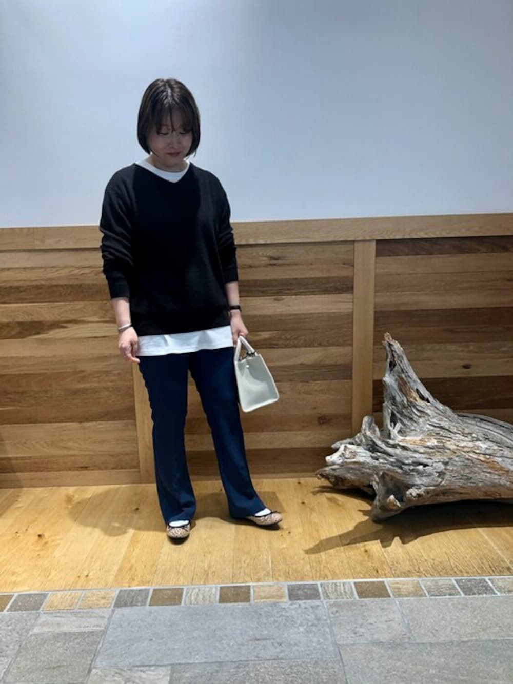「Vネックニット、バレエシューズ、フレアパンツ、コットンニット、低身長コーデ、クルーネックTシャツ」｜「URBAN RESEARCH DOORSのコットン畦Vネックニット（ニット/セーター、ブラック系）」を使った、ayuさん（レディース・155cm）の秋コーディネートの1枚目の写真
