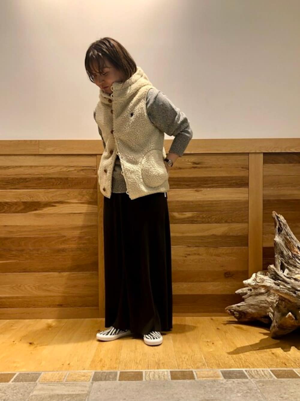 「ボアベスト、GYMPHLEX」｜「GYMPHLEXのGYMPHLEX　BOA HOODED VEST（ベスト、ホワイト系）」を使った、ayuさん（レディース・155cm）の秋コーディネートの1枚目の写真