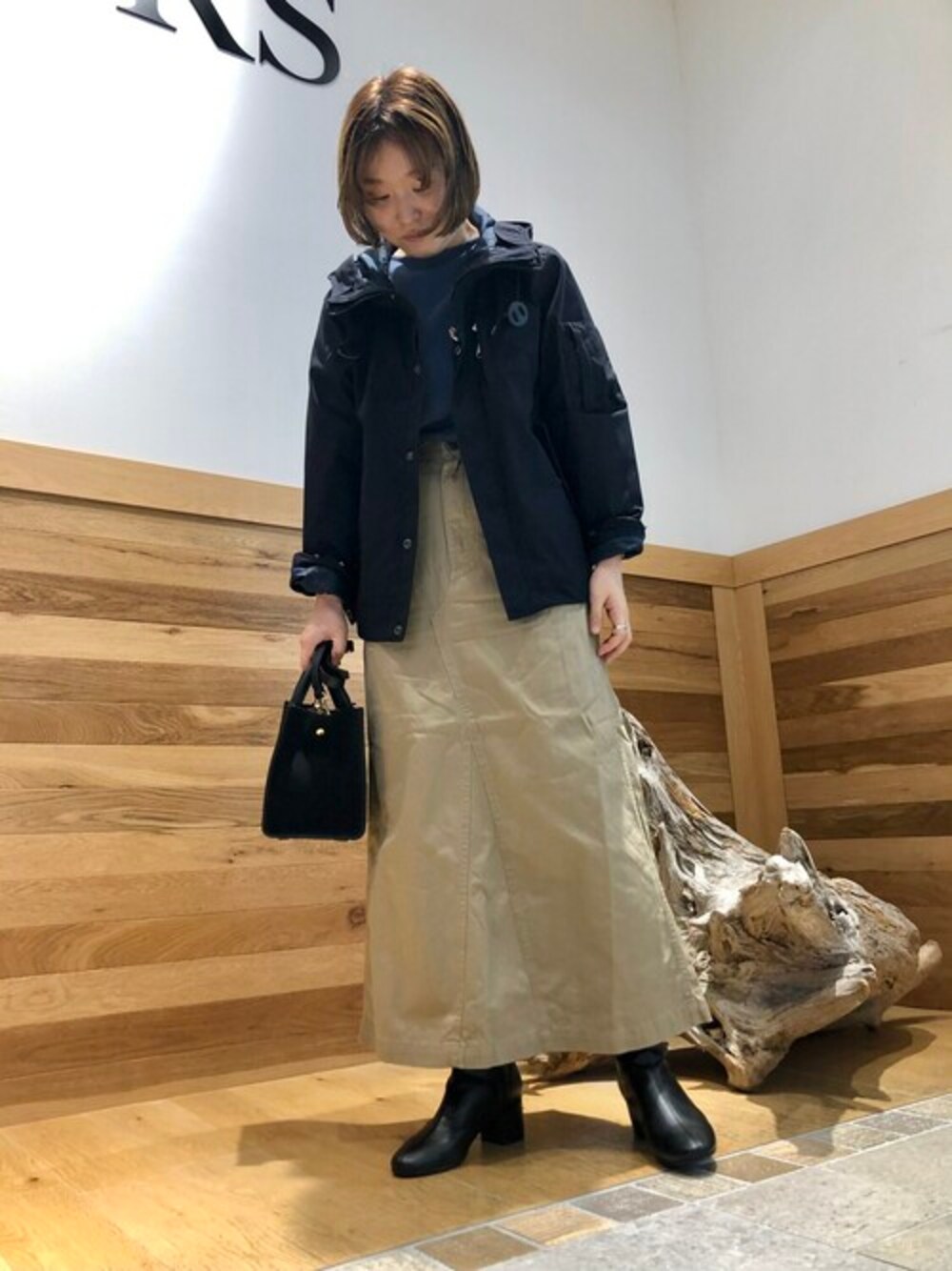 「ニット、マウンテンパーカー、ネイビー、休日スタイル、低身長コーデ、秋コーデ、ロンクスカート」｜「URBAN RESEARCH DOORSのウールワイドニットプルオーバー（ニット/セーター、ブルー系）」を使った、ayuさん（レディース・155cm）の秋コーディネートの1枚目の写真