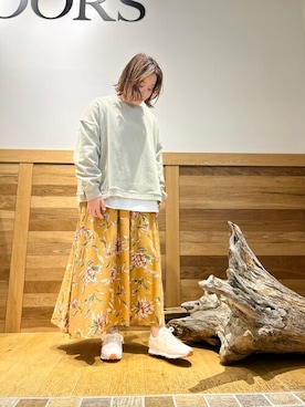 「URBAN RESEARCH DOORS（アーバンリサーチドアーズ）のレーヨン大花柄スカート（スカート）」を使った、ayuさん（レディース・155cm）の秋コーディネート