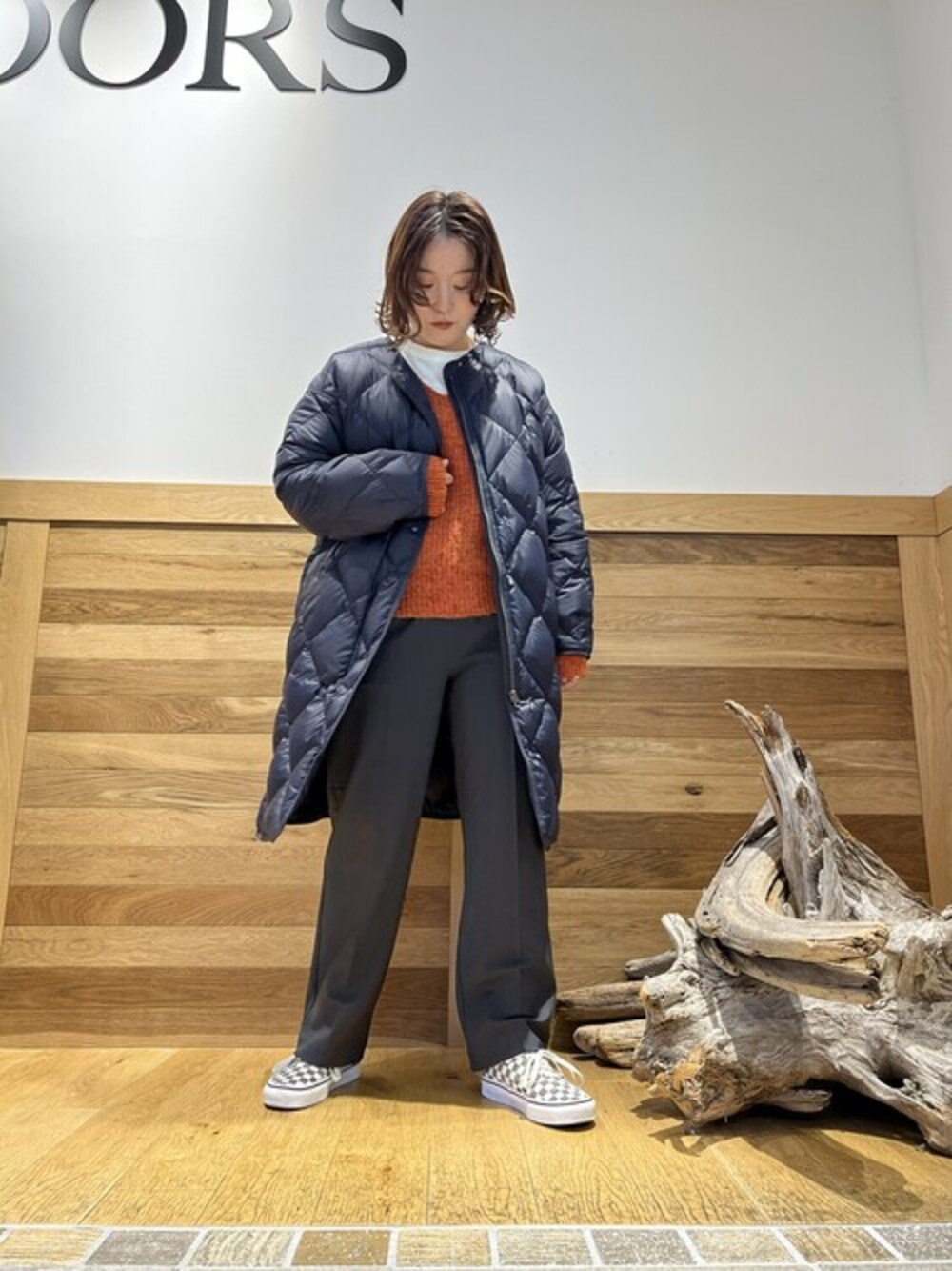 「Vネックニット、イージーパンツ、キルティングコート、クルーネックTシャツ」｜「URBAN RESEARCH DOORSのライトダウンキルトコート（ダウンジャケット/コート、ブルー系）」を使った、ayuさん（レディース・155cm）の冬コーディネートの1枚目の写真