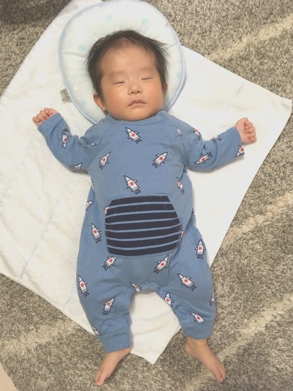 「ブルー、GAP」｜「babyGAPのアイテム（ママ＆ベビー、ブルー系）」を使った、Nagiさん（キッズ・60cm）の夏コーディネートの1枚目の写真