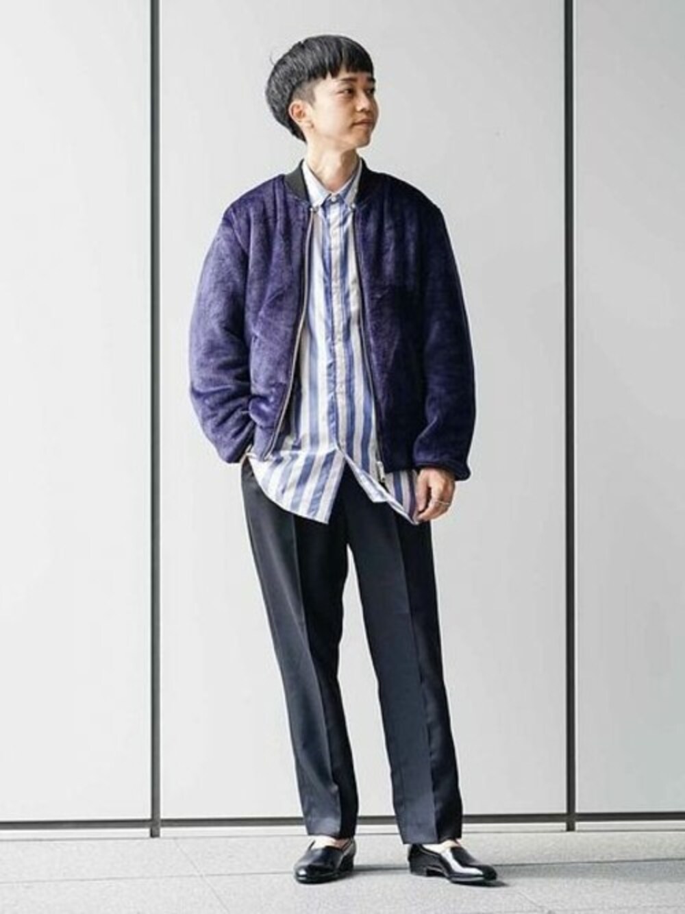 ブルー系のブルゾン、ブルー系のシャツ/ブラウス、ブルー系のその他パンツを着用したメンズの秋コーディネートの1枚目の写真