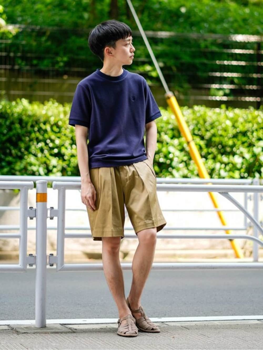 ブルー系のTシャツ/カットソー、ゴールド系のその他パンツ、ベージュ系のサンダルを着用したメンズの夏コーディネートの1枚目の写真