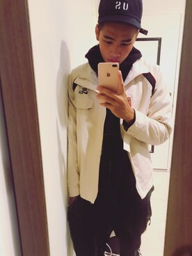 「NIKE（ナイキ）のアイテム（トレンチコート）」を使った、簡宏宇さん（メンズ・183cm）の春コーディネート