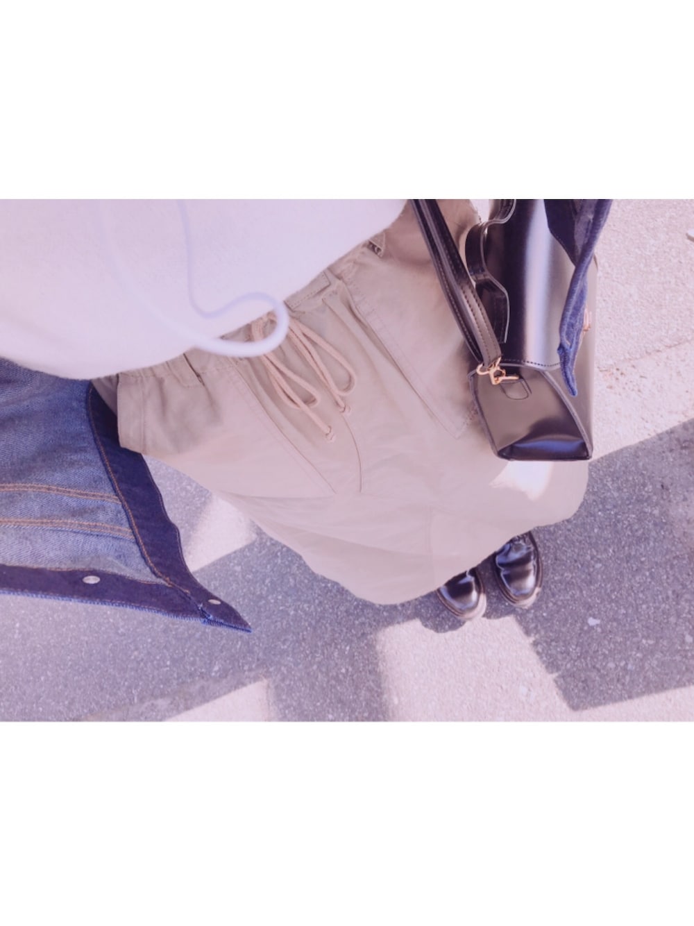 ブルー系のデニムジャケット、ホワイト系のニット/セーター、ベージュ系のスカートを着用したレディースの秋コーディネートの1枚目の写真