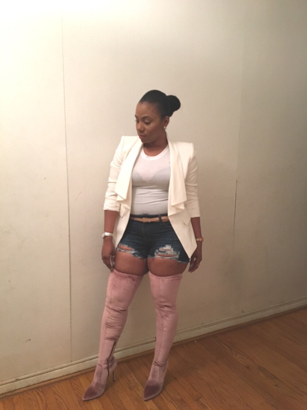「thighhighboots、blazer、nightout」｜「Guessのアイテム（その他トップス、ホワイト系）」を使った、Carla Jordanさん（レディース・157cm）の秋コーディネートの1枚目の写真