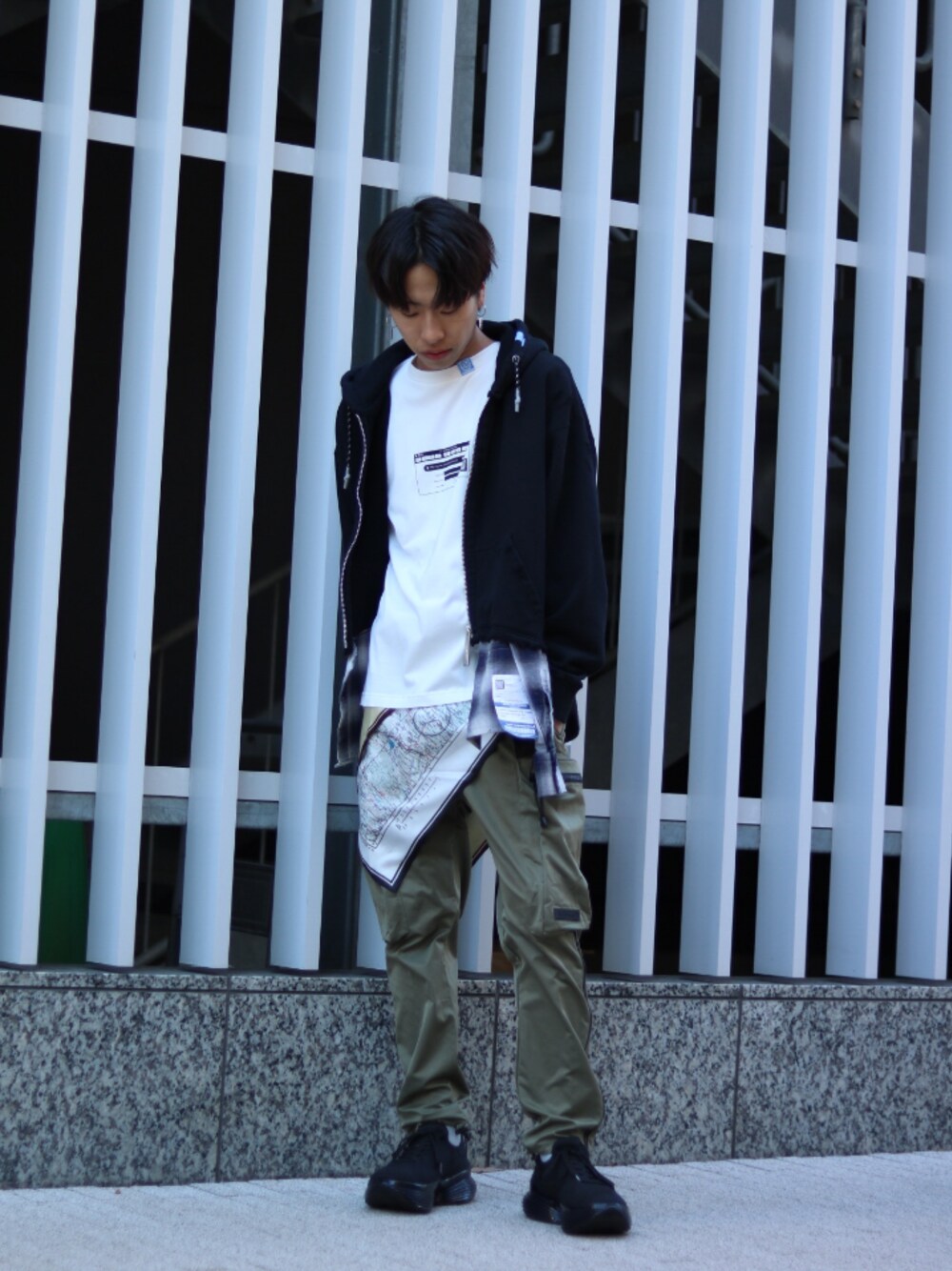 「SUPERTHANKS、スニーカー、ミリタリー、ストリート、レイヤードスタイル、MIHARAYASUHIRO、スポーツミックス、ootd、ROYAL FLASH」｜「SUPERTHANKSの【別注】SUPERTHANKS/スーパーサンクス/ナイロンBODY BAGパンツ（その他パンツ、グリーン系）」を使った、Ko-taro-さん（メンズ・170cm）の冬コーディネートの1枚目の写真