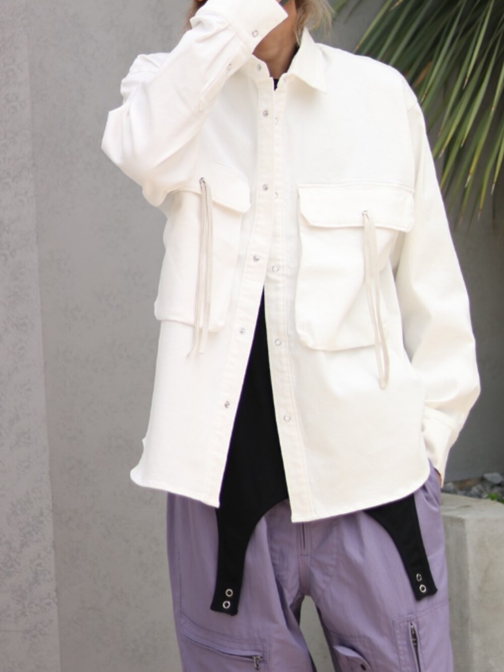 「オーバーサイズ、白シャツ、カジュアル、ストリート、いいね、save、フォローお願いします🤑、ootd、おしゃれさんと繋がりたい」｜「JOHN LAWRENCE SULLIVANの"CHAOS" UP SIDE DOWN TOP（Tシャツ/カットソー、ブラック系）」を使った、Ko-taro-さん（メンズ・170cm）の春コーディネートの1枚目の写真