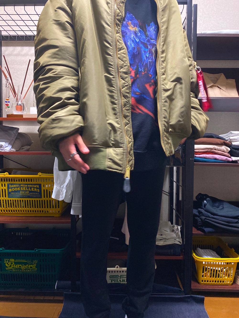 VETEMENTSのMA-1（グリーン系）を使った人気ファッション