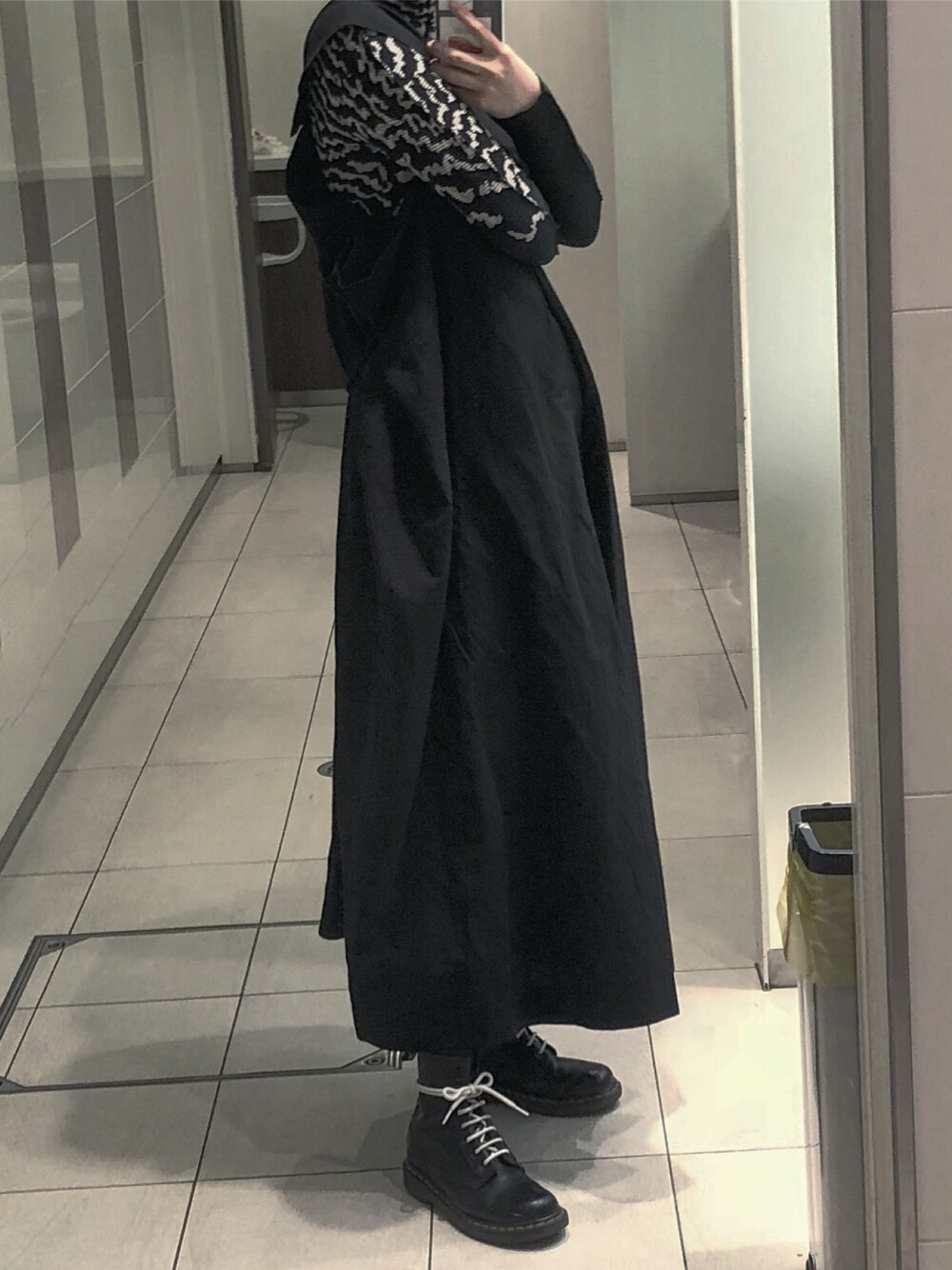 「isseymiyake、イッセイミヤケ、ワンピース、Dr.Martens、me ISSEY MIYAKE、ロングワンピース、19ss、ブラック、黒、モノトーン」｜「ISSEY MIYAKEのアイテム（ワンピース、ブラック系）」を使った、ねてるさん（レディース・171cm）の春コーディネートの1枚目の写真