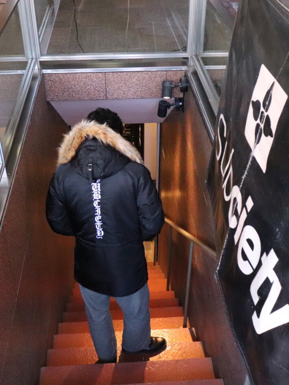 「コート、カジュアル、シンプル、刺繍、冬コーデ、モノトーン、大人カジュアル、street、Subciety、カジュアルコーデ」｜「SubcietyのSubciety別注AVIREX N-3B（ミリタリージャケット、ブラック系）」を使った、小原 壮大朗さん（メンズ・183cm）の冬コーディネートの1枚目の写真