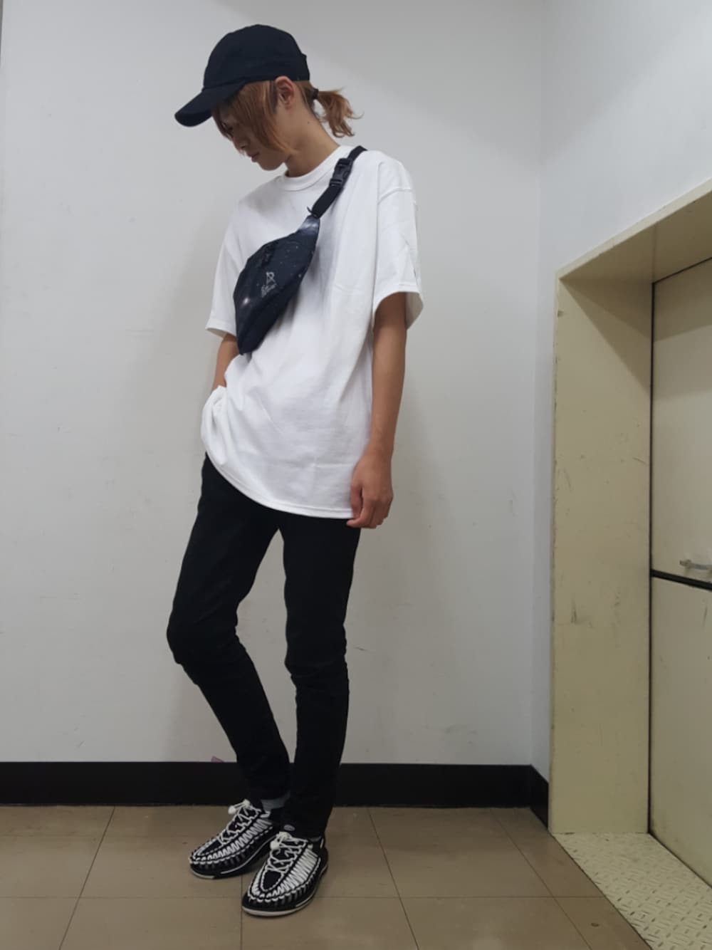 「カジュアル、シンプル、夏、アウトドアスタイル、Champion、ウエストポーチ、go slow caravan、スポーツサンダル、KEEN UNEEK！、BIG tee」｜「Championのアイテム（キャップ、ブラック系）」を使った、ほーりーさん（メンズ・174cm）の夏コーディネートの1枚目の写真