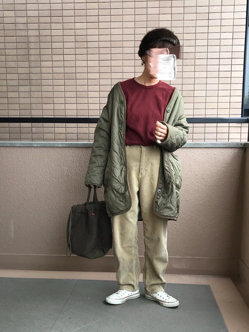 「ファー小物、パンツスタイル、コーデュロイパンツ、ライナーコート、大人カジュアル、ボア、サーマル、アースカラー、キルティングジャケット」｜「URBAN RESEARCH DOORSのLee×DOORS-natural- CORDUROY STRAIGHT PANTS（その他パンツ、ベージュ系）」を使った、fumiさん（レディース・158cm）の秋コーディネートの1枚目の写真
