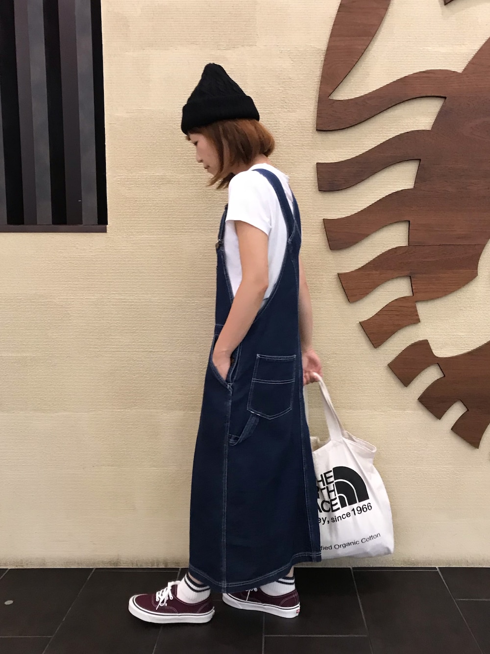 「ジャンパースカート、ニット帽、トートバッグ、スポーツMIX'18秋、VANS、ラインソックス、ワインカラー、サロペット」｜「coenのSMITHオーバーオールスカート（デニムスカート、ブルー系）」を使った、fumiさん（レディース・158cm）の秋コーディネートの1枚目の写真