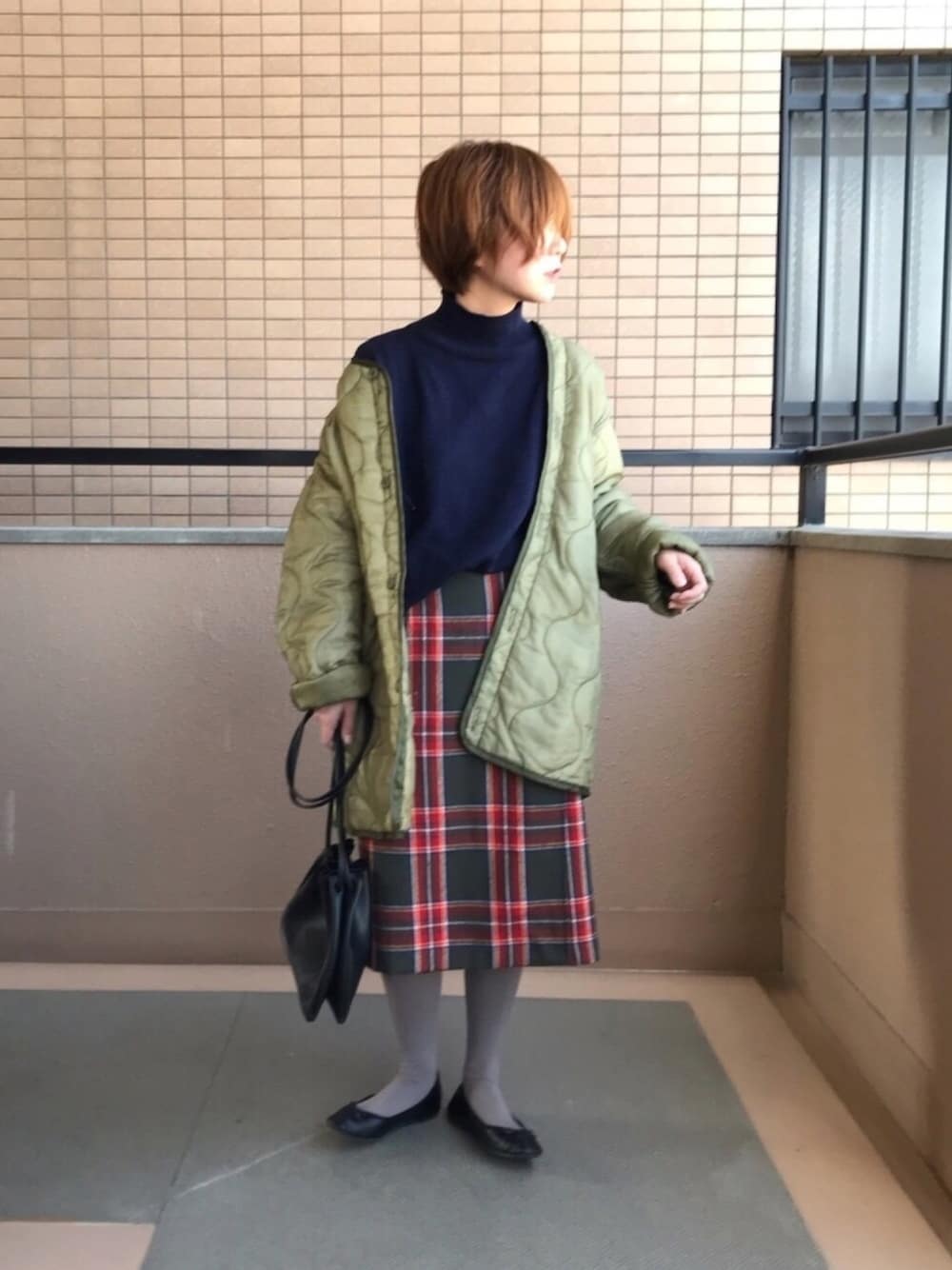 「ライナーコート、巾着バッグ、バレエシューズ、チェックスカート、タータンチェック、ハイネック」｜「LOWRYS FARMのバレエシューズ　802200（バレエシューズ、ブラック系）」を使った、fumiさん（レディース・158cm）の冬コーディネートの1枚目の写真