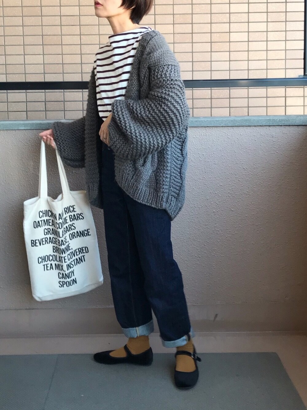 「からし色、カンフーシューズ、ボーダー、ざっくりニット、カーディガン、ロールアップ」｜「URBAN RESEARCH DOORSの起毛ボーダーボートネックプルオーバー（Tシャツ/カットソー、レッド系）」を使った、fumiさん（レディース・158cm）の秋コーディネートの1枚目の写真