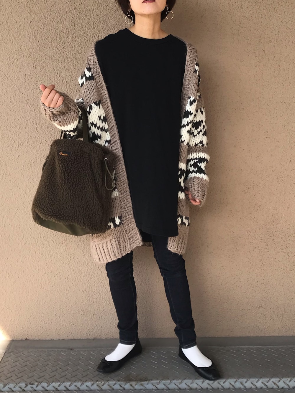 ブラック系のTシャツ/カットソー、ブルー系のデニムパンツ、ブラック系のバレエシューズを着用したレディースの秋コーディネートの1枚目の写真