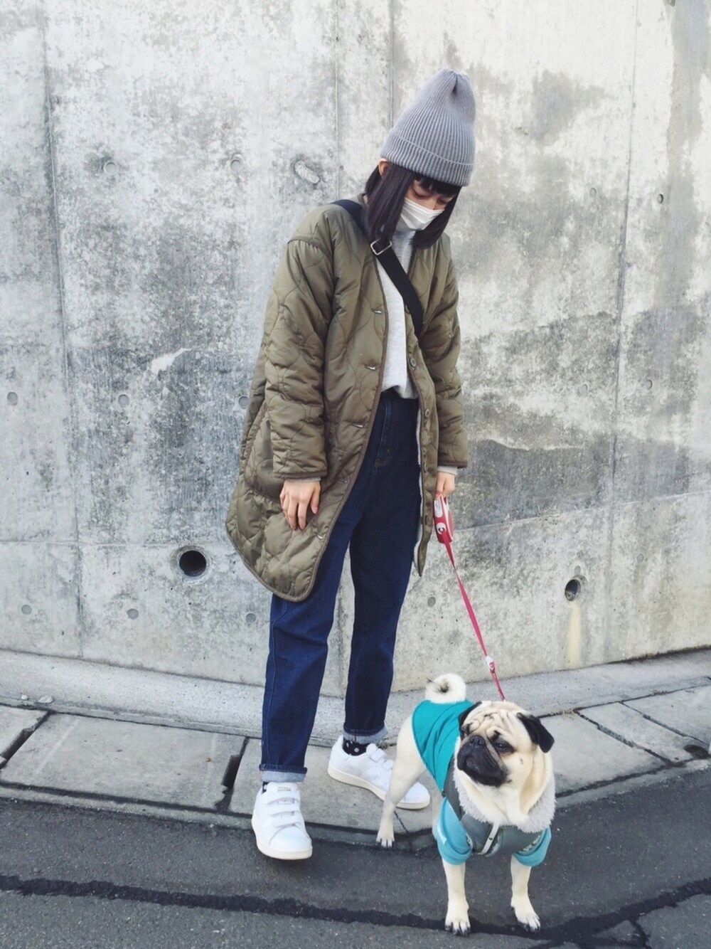 ブラック系のショルダーバッグ、グリーン系のジャケット/アウター、グレー系のスウェットを着用したレディースの冬コーディネートの1枚目の写真