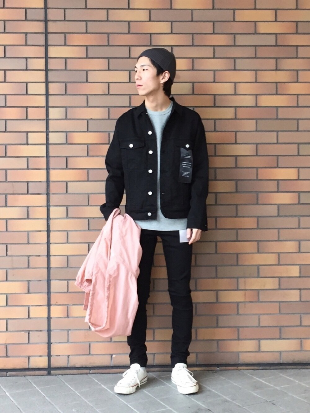 ブラック系のデニムジャケット、ブラック系のデニムパンツ、ピンク系のモッズコートを着用したメンズの春コーディネートの1枚目の写真