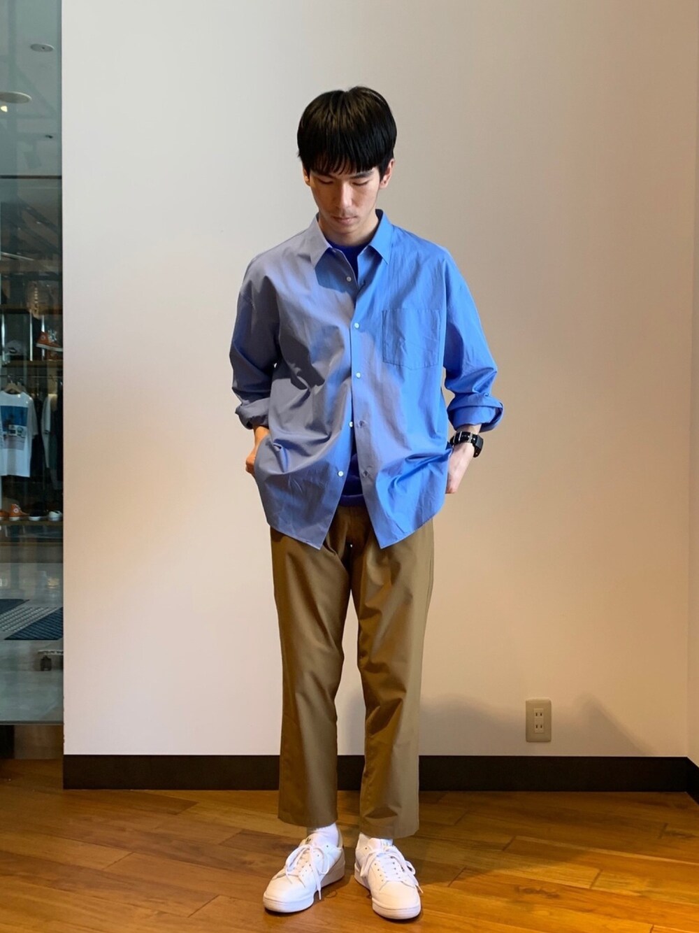 「シンプル、オトナカジュアル、スニーカー、ベージュ、白スニーカー、シャツスタイル、シャツ、URBAN RESEARCH、GRAMICCI、グラミチ」｜「THOMAS MASONのトーマスメイソンオーバーシャツ（シャツ/ブラウス、ブルー系）」を使った、Ryoさん（メンズ・172cm）の春コーディネートの1枚目の写真