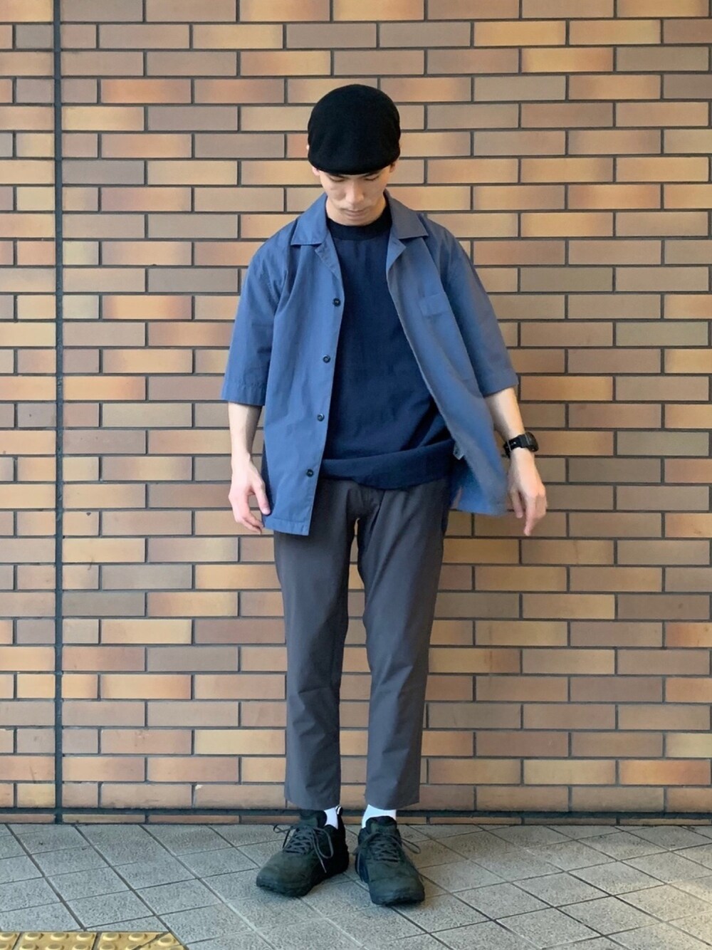 ブルー系のシャツ/ブラウス、ブルー系のTシャツ/カットソー、グレー系のその他パンツを着用したメンズの夏コーディネートの1枚目の写真