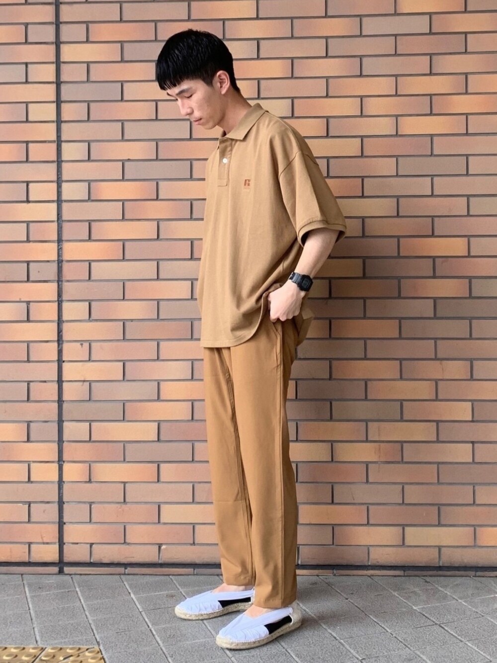 イエロー系のポロシャツ、イエロー系のその他パンツ、ホワイト系のサンダルを着用したメンズの夏コーディネートの1枚目の写真