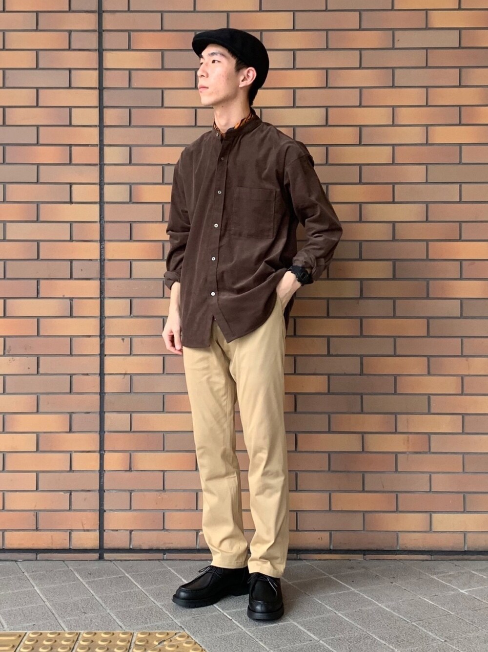「秋コーデ、秋服準備はじめました、カジュアル、ベージュ、ブラウン、コーデュロイ、バンドカラーシャツ、シンプルコーデ、シンプルスタイル」｜「URBAN RESEARCHのURTECH コーデュロイバンドカラーシャツ（シャツ/ブラウス、ブラウン系）」を使った、Ryoさん（メンズ・172cm）の秋コーディネートの1枚目の写真