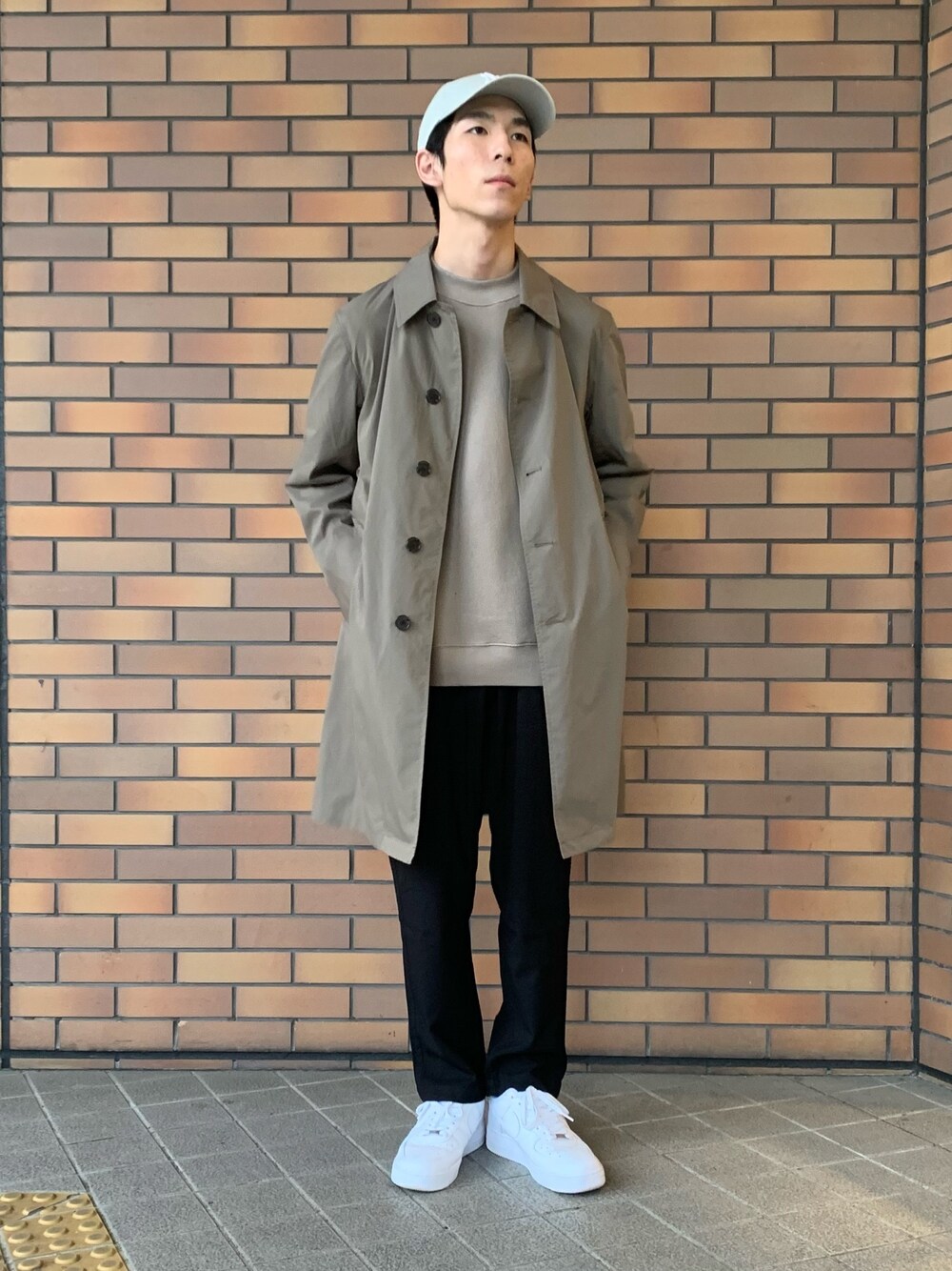 「休日コーデ、春、カジュアルコーデ、春アウター、シンプルスタイル、スウェット、グラミチ」｜「URBAN RESEARCHのタイプライターストレッチステンカラーコート（ステンカラーコート、ベージュ系）」を使った、Ryoさん（メンズ・172cm）の春コーディネートの1枚目の写真