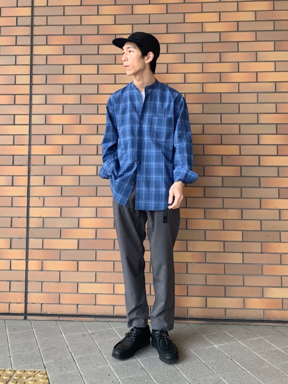 「休日コーデ、春、カジュアルコーデ、シンプルスタイル、シャツスタイル、バンドカラーシャツ、チェック、グラミチ」｜「URBAN RESEARCHのブロードチェックバンドカラーシャツ（シャツ/ブラウス、ブルー系）」を使った、Ryoさん（メンズ・172cm）の春コーディネートの1枚目の写真